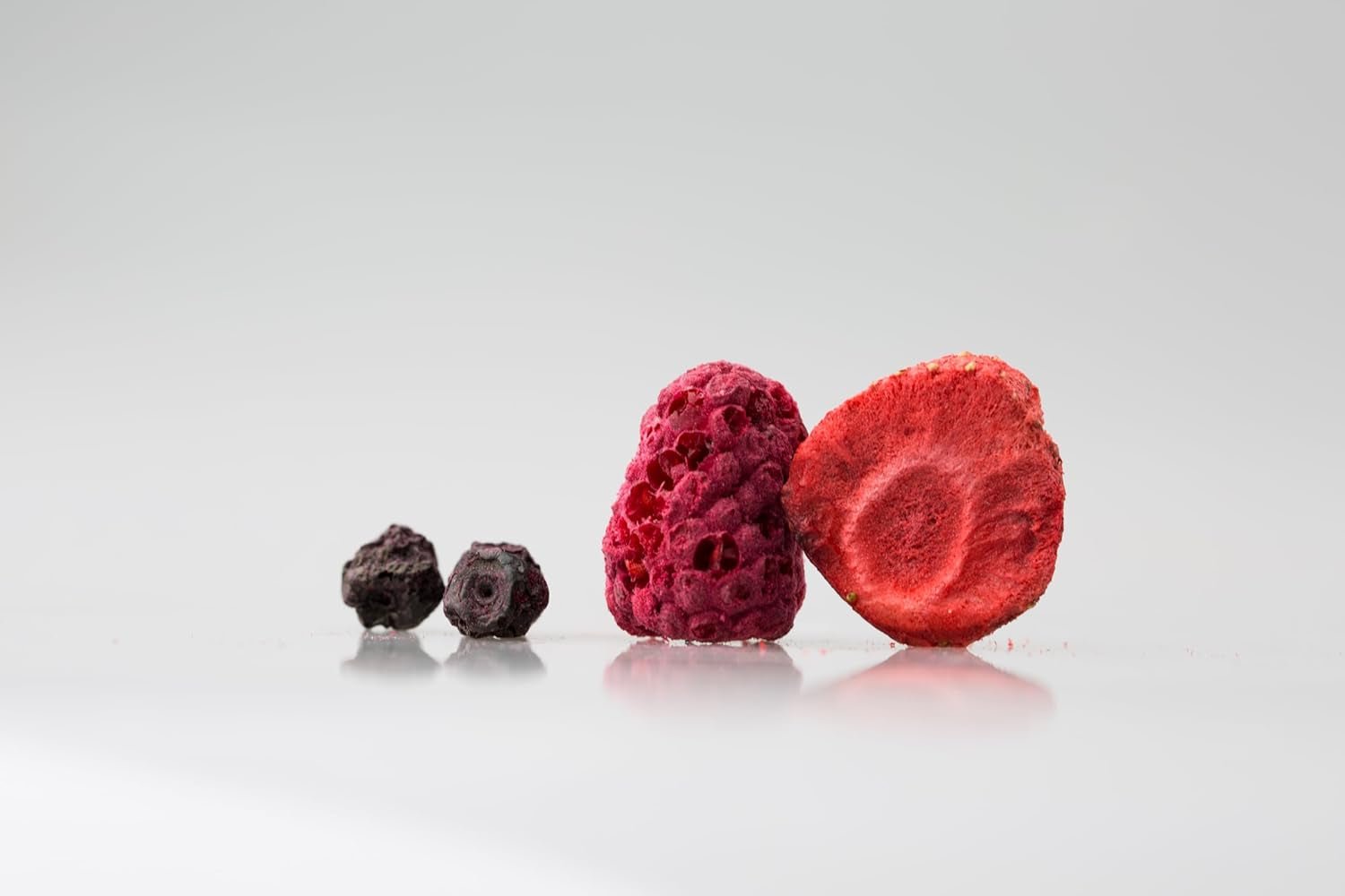 Mynatura Kleurrijke mix van gevriesdroogde bessen I Fruitmix I Frambozen I Zwarte bessen I Aardbeien I Fruitsnacks I Veganistisch I 350g Gedroogde producten Naty Shop