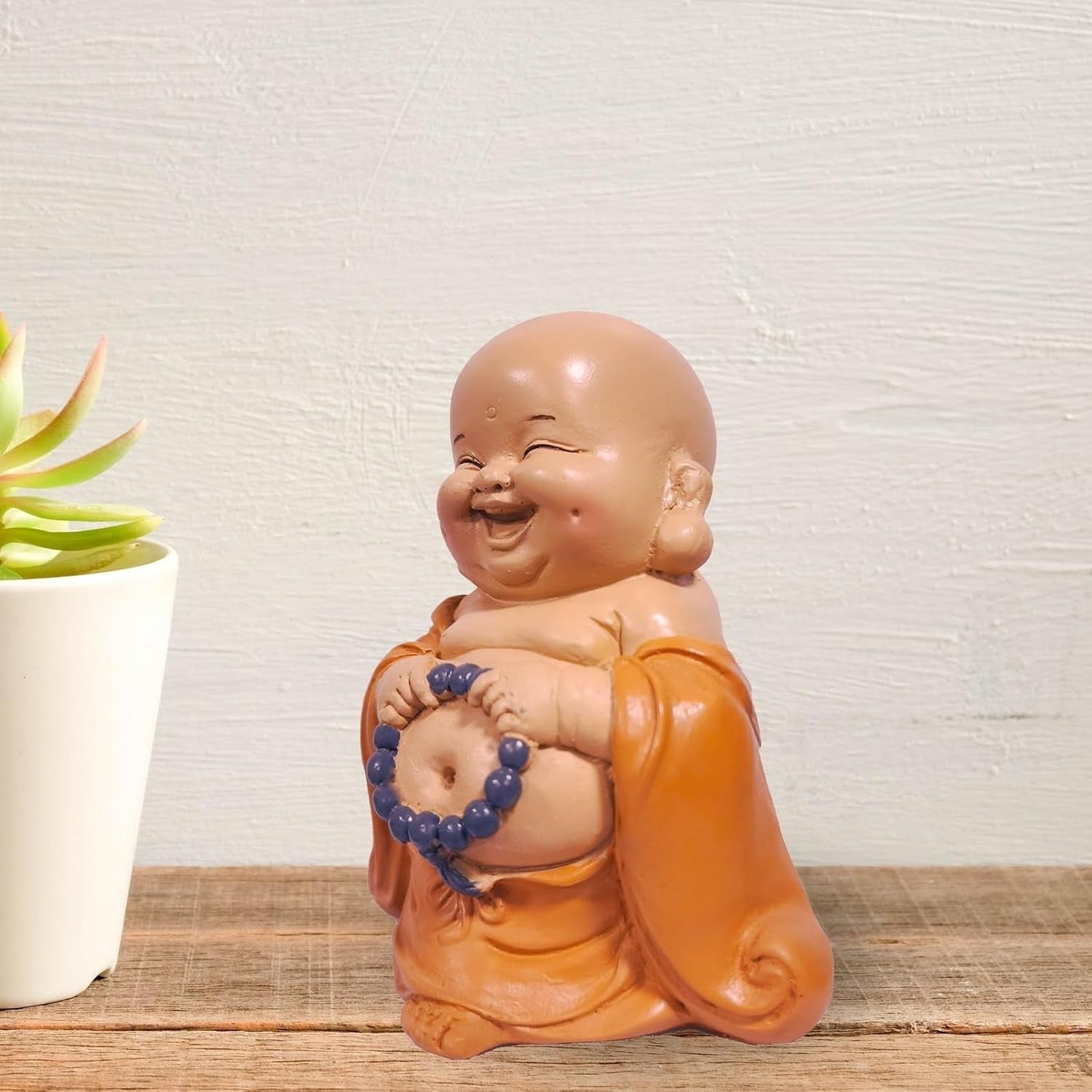Lachend Boeddhabeeld met rozenkrans - Inspirerend en vrolijk beeldje - Geluksbrenger vol positiviteit - Leuk en spiritueel cadeau-idee - -H 10 cm - Zen'Light Beelden en sculpturen Naty Shop