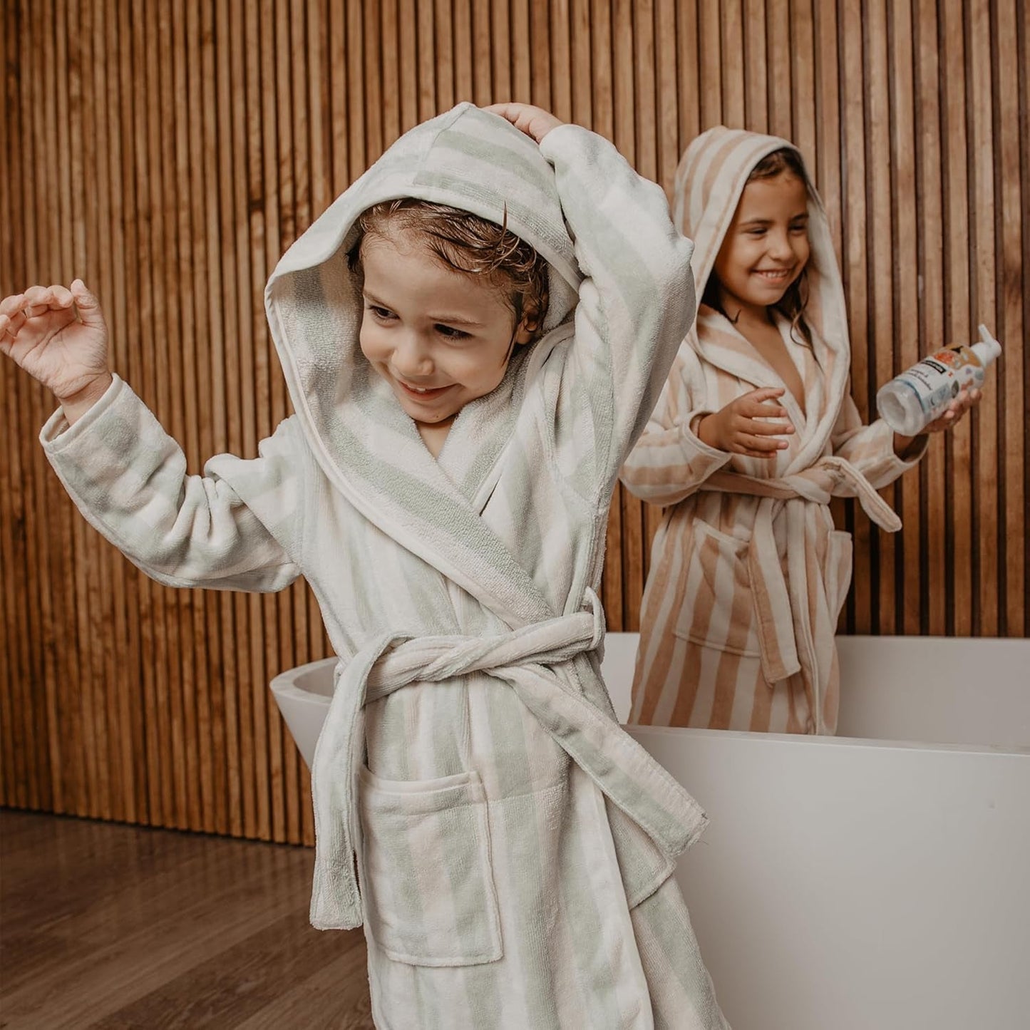 Suavinex, verzorgende shampoo voor kinderen van 3 tot 10 jaar, allergeenvrij, parabenenvrij, siliconenvrij, geschikt voor de gevoelige huid, geen tranen of trekken, 95% ingrediënten van natuurlijke oorsprong, Kinderen - Bad- en Huidverzorging Naty Shop