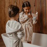 Suavinex, verzorgende shampoo voor kinderen van 3 tot 10 jaar, allergeenvrij, parabenenvrij, siliconenvrij, geschikt voor de gevoelige huid, geen tranen of trekken, 95% ingrediënten van natuurlijke oorsprong, Kinderen - Bad- en Huidverzorging Naty Shop