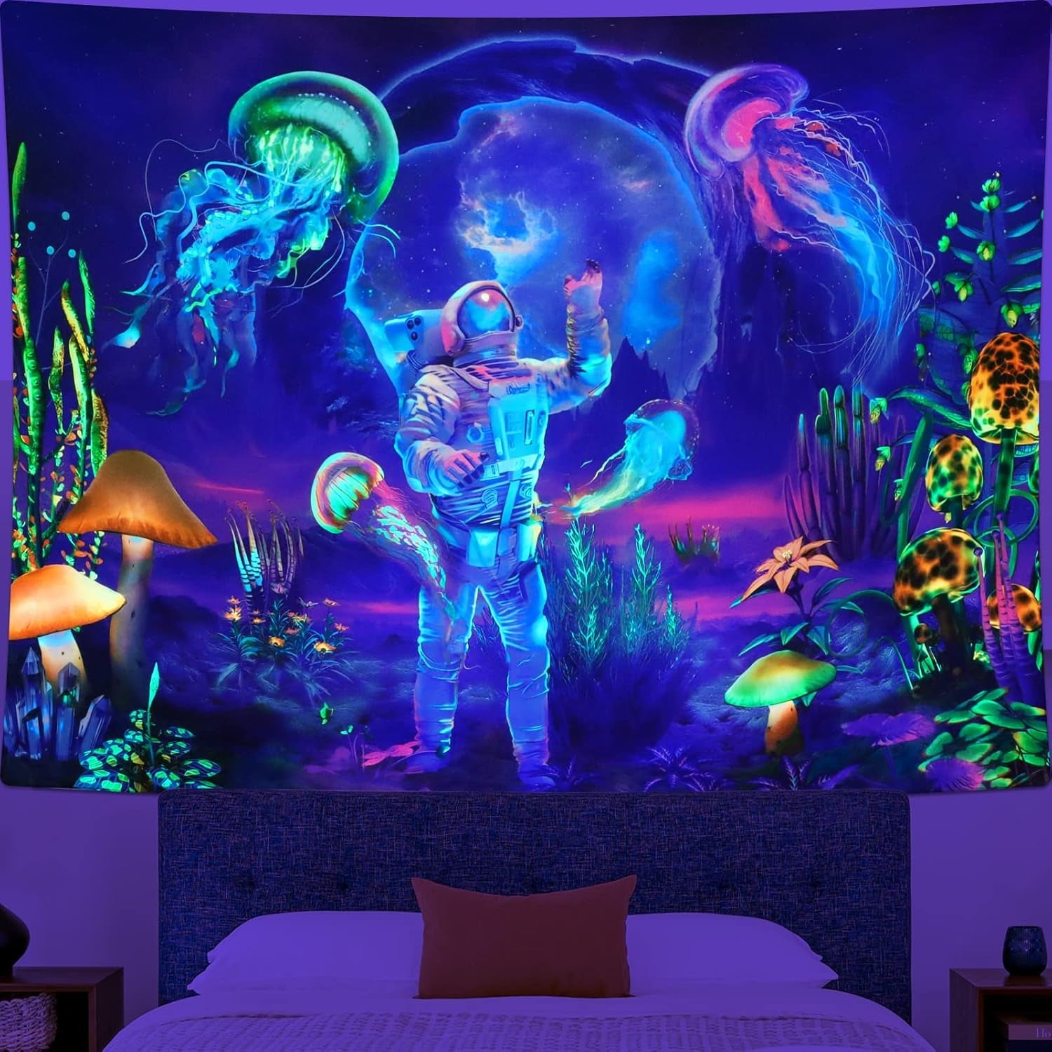 Wandtapijt betylfoy zwart licht astronaut reactieve planten kwallen Home - Accessoires en Decoratie Naty Shop Astronauten 150L X 130B Cm