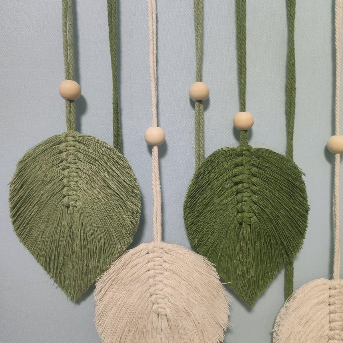 Natuurlijk groen tapijt dat de muren van de slaapkamer van de kamer versiert. Home - Accessoires en Decoratie Naty Shop